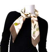 Vintage Hermès Carré scarf for the best price at Labellov webshop. Safe and secure online shopping with 100% authenticity. Vintage Hermès Carré foulards pour le meilleur prix.