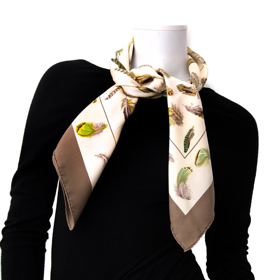 Vintage Hermès Carré scarf for the best price at Labellov webshop. Safe and secure online shopping with 100% authenticity. Vintage Hermès Carré foulards pour le meilleur prix.