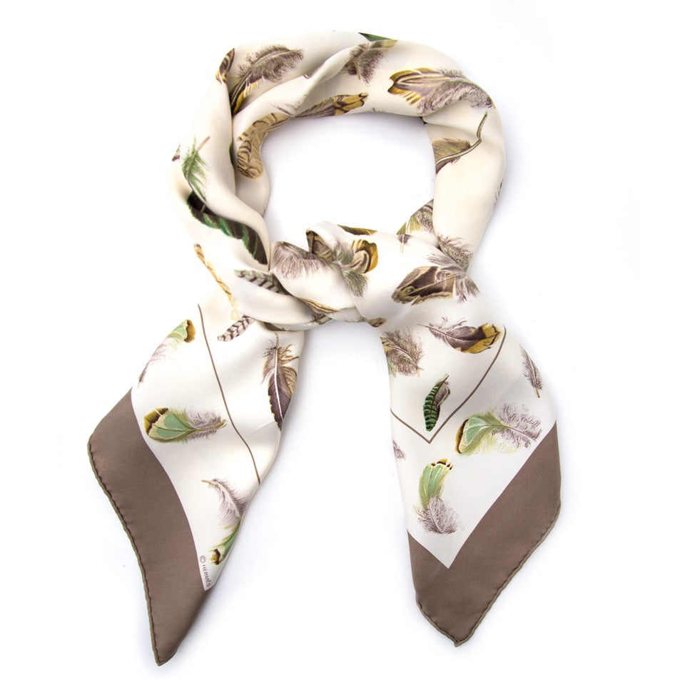 Vintage Hermès Carré scarf for the best price at Labellov webshop. Safe and secure online shopping with 100% authenticity. Vintage Hermès Carré foulards pour le meilleur prix.