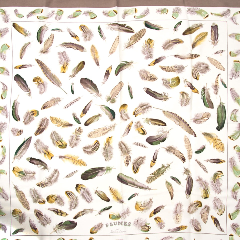 Vintage Hermès Carré scarf for the best price at Labellov webshop. Safe and secure online shopping with 100% authenticity. Vintage Hermès Carré foulards pour le meilleur prix.