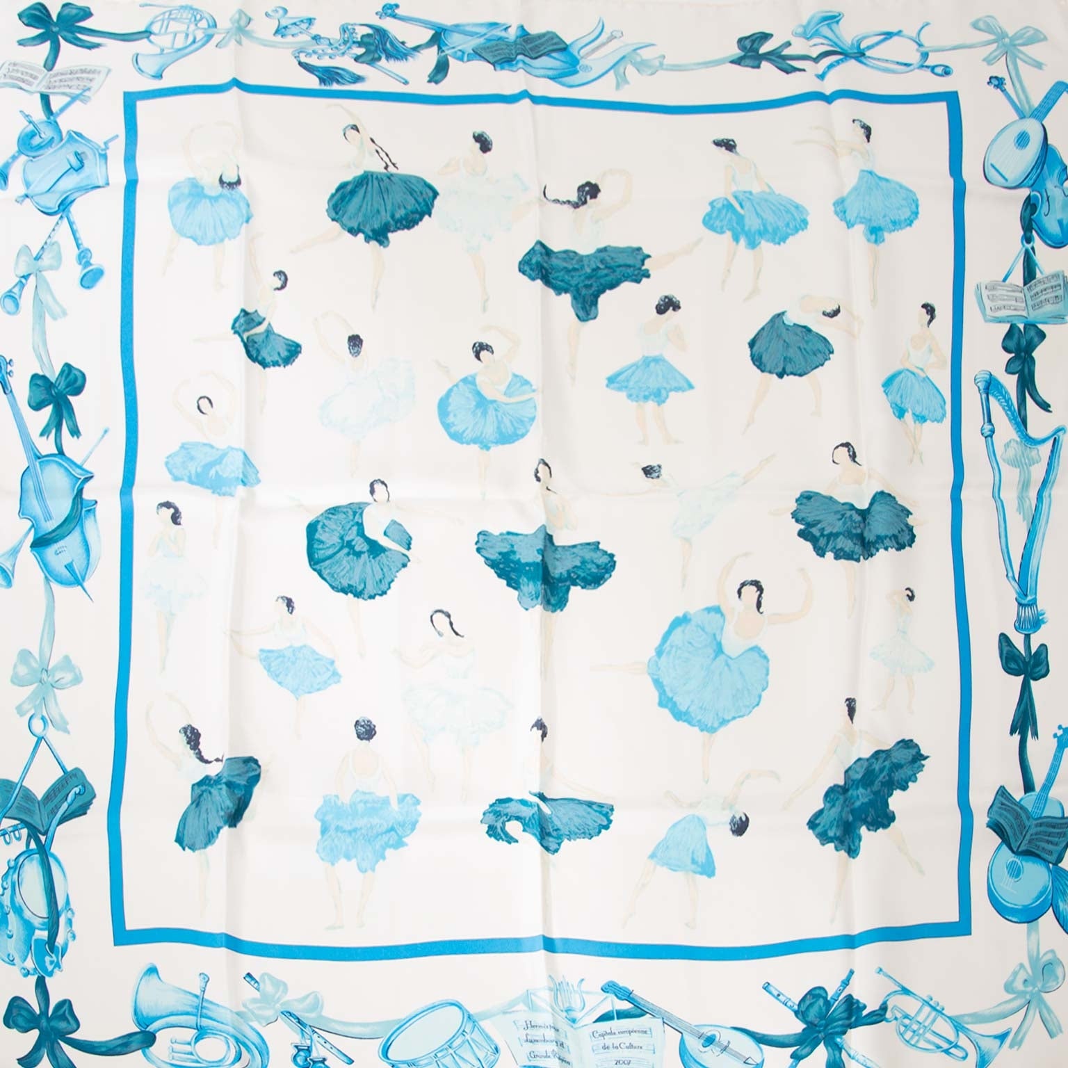 Hermès Paris White & Blue Luxembourg Silk Carré Scarf Buy authentic designer Hermes secondhand silk scarves at Labellov at the best price. Safe and secure shopping. Koop tweedehands authentieke Hermes sjaals tassen bij designer webwinkel labellov.