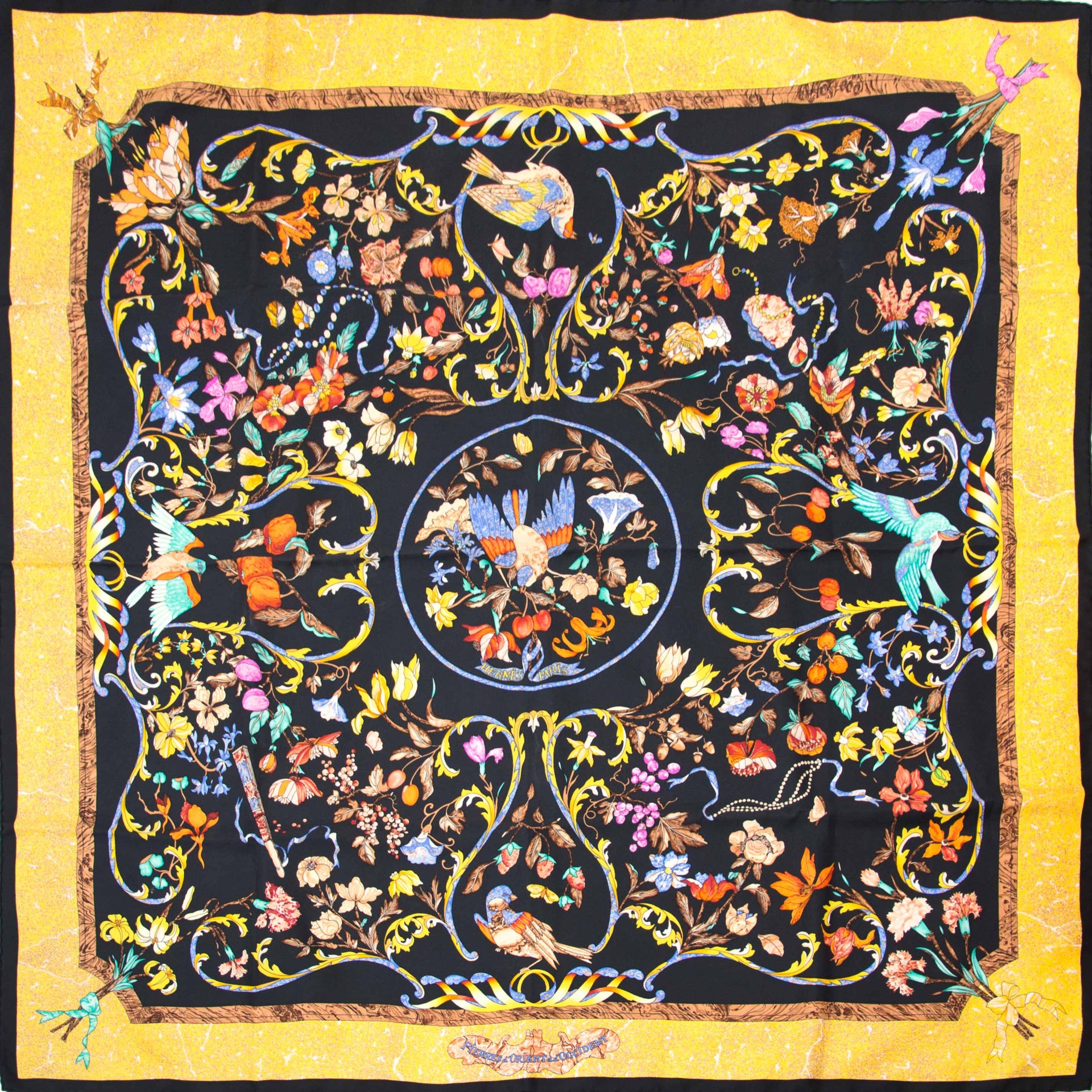 Koop nu jouw tweedehands Hermès Silk Scarf Carré Pierres d'Orient et d'Occident online op labellov.com