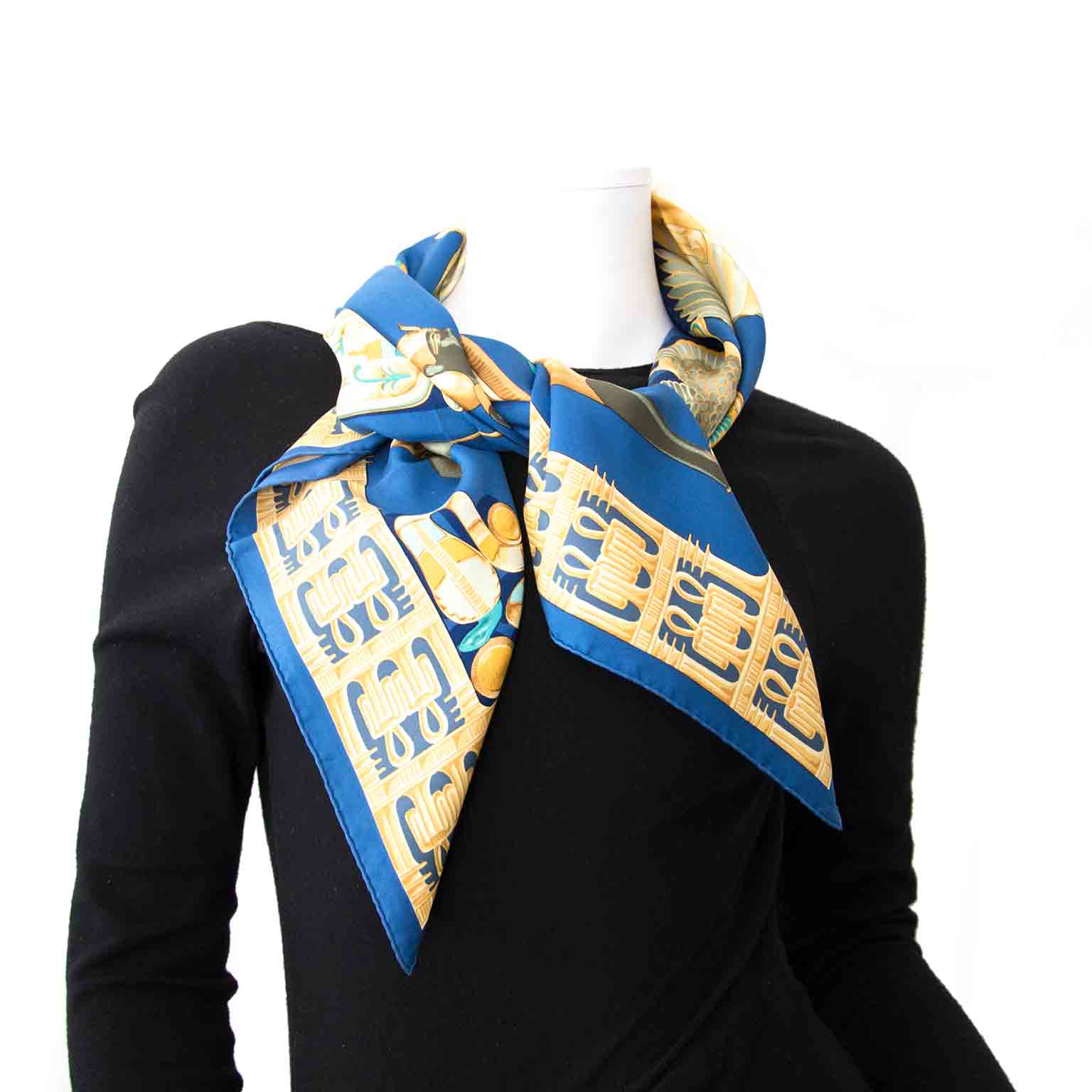 Are you looking for a new designer scarf? Buy your Hermès Carré de Soie Tutankhamun at Labellov online.
