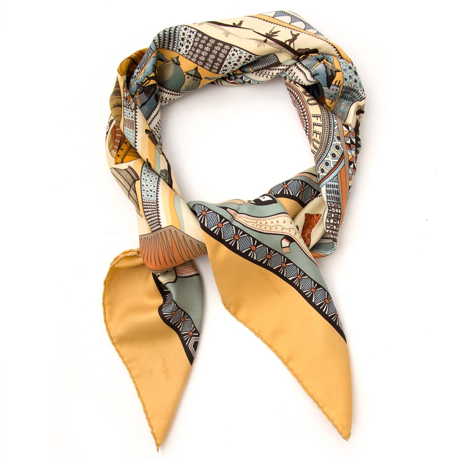 Buy authentic hermes scarfs at Labellov. Safe online shopping. Koop authentieke hermes sjaaltjes bij Labellov. Veilig online shoppen. Achetez d'authentic écharpes Hermes chez Labellov. Achats en ligne en toute securité.