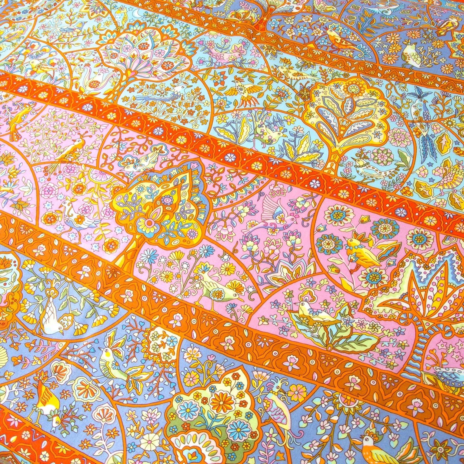 Hermès Paris Carré XL Cashmere & Silk Scarf Buy authentic designer Hermes secondhand silk scarves at Labellov at the best price. Safe and secure shopping. Koop tweedehands authentieke Hermes sjaals tassen bij designer webwinkel labellov.