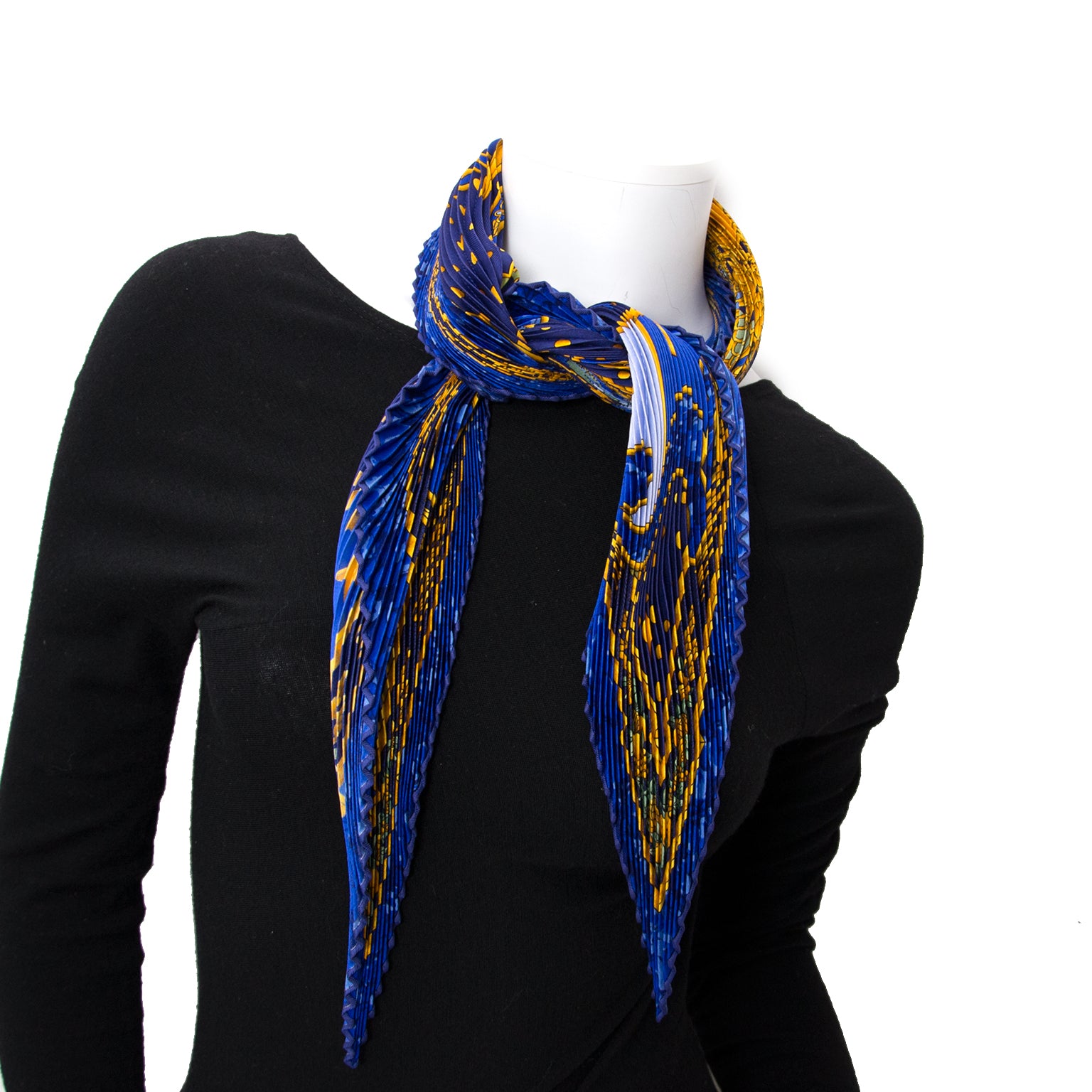 Buy and sell your designer scarfs now online at labellov.com for the best price