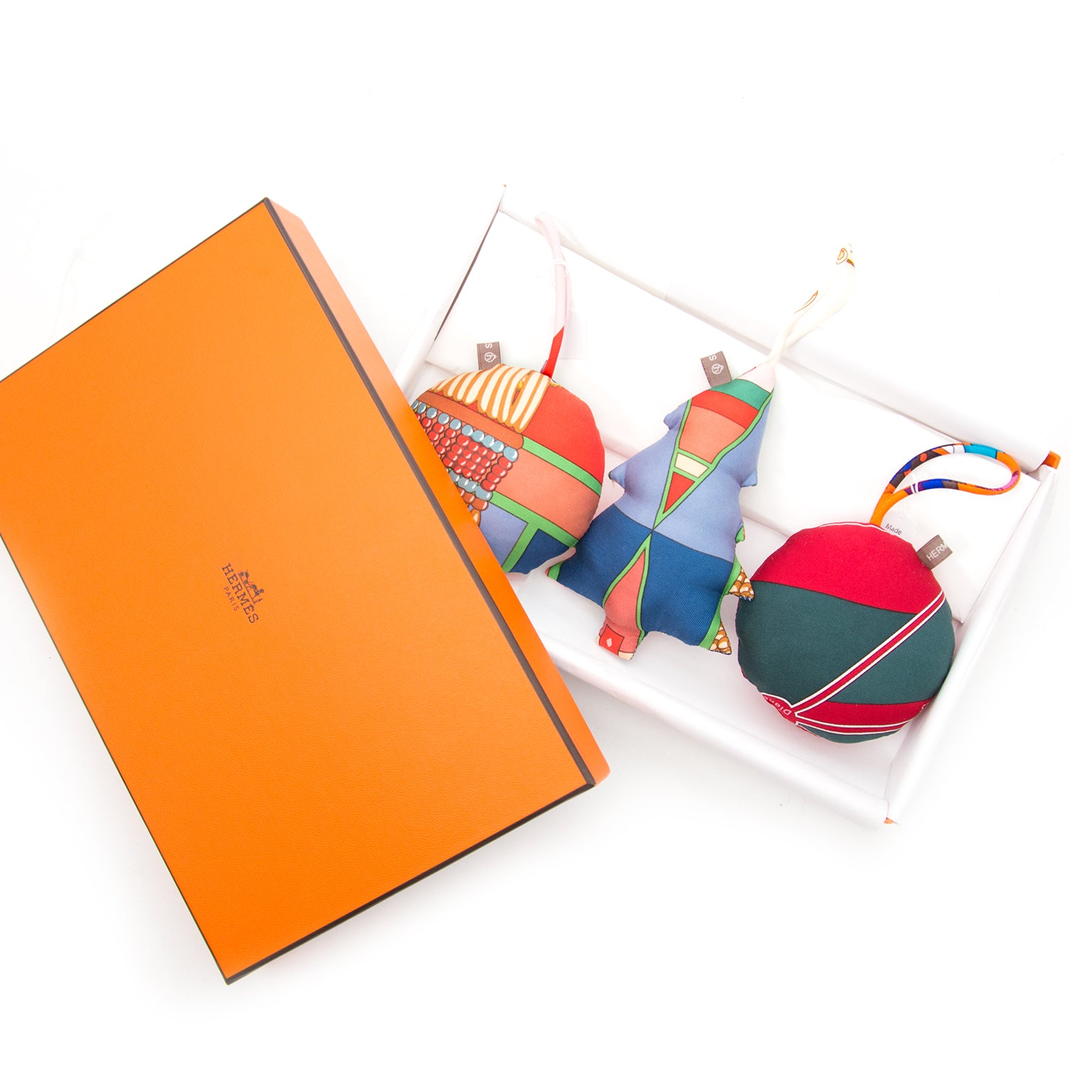 Gloednieuwe Hermès Petit H Versiering nu online op labellov.com tegen de beste prijs.