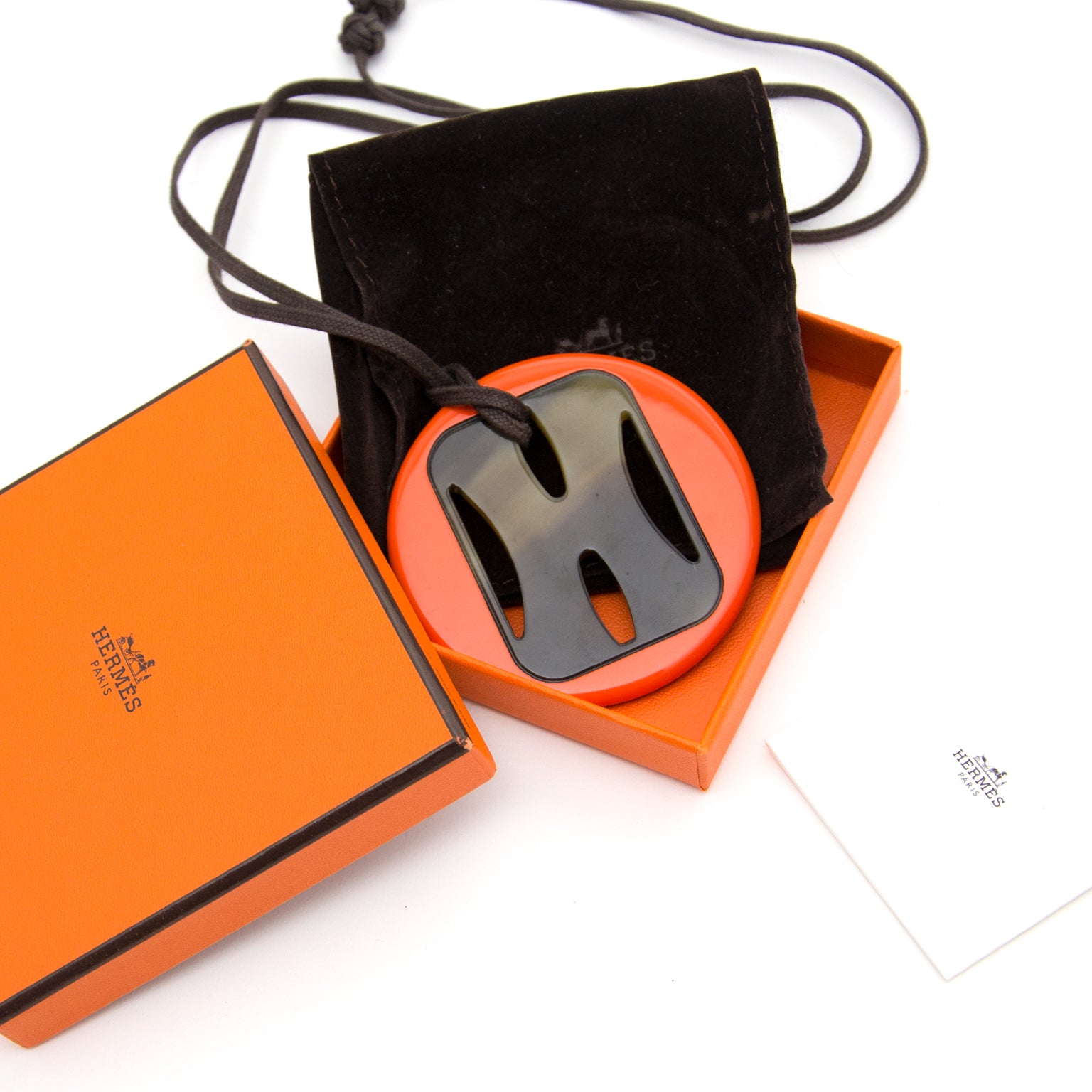koop online aan de beste prijs bij Labellov.com acheter en ligne comme neuf Hermès Buffalo Horn Cotton string Necklace. shop safe online perfect condition Hermès Buffalo Horn Cotton string Necklace webshop labellov.com koop online aan de beste prijs Hermè