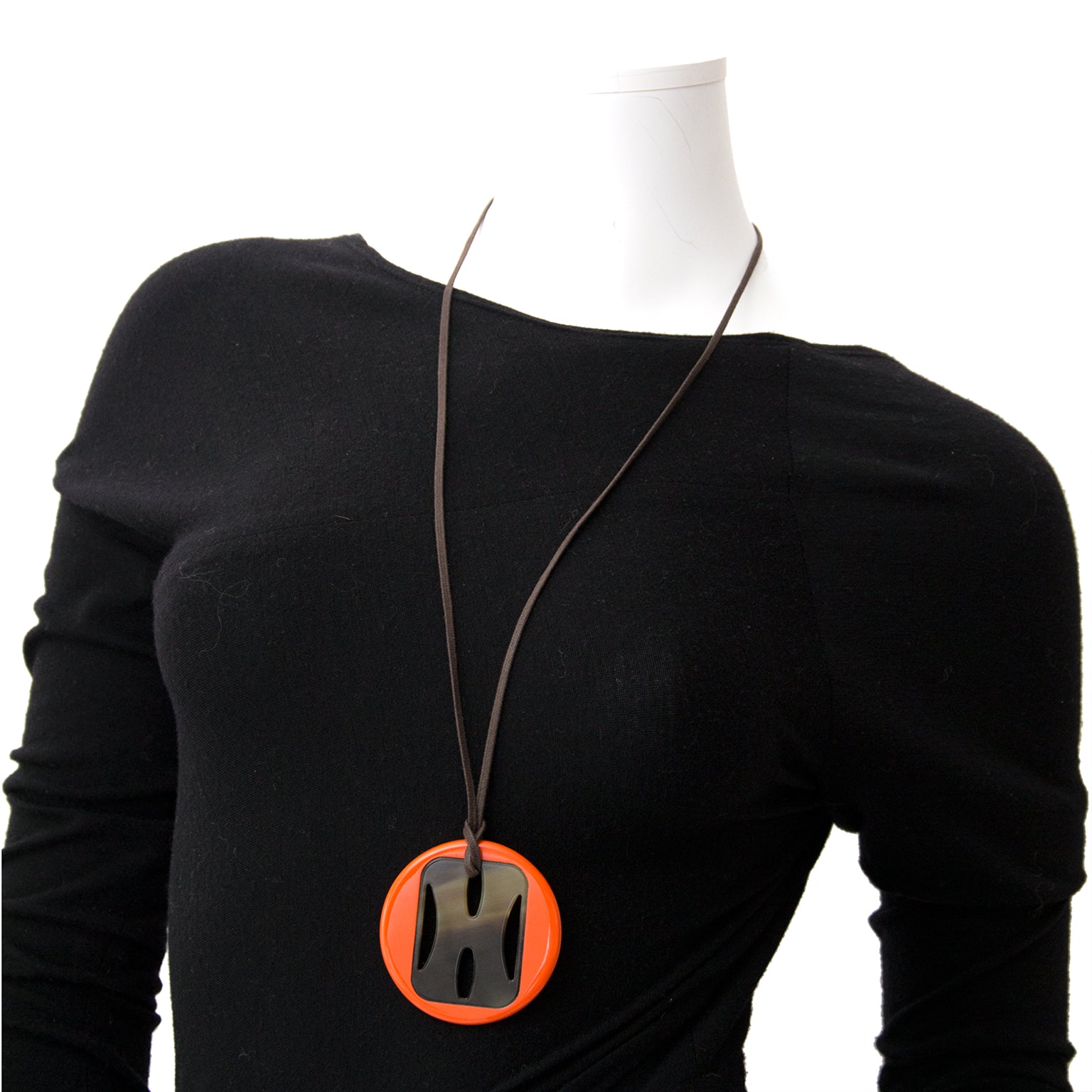 Buy safe and secure online at labellov.com acheter en ligne comme neuf Hermès Buffalo Horn Cotton string Necklace. shop safe online perfect condition Hermès Buffalo Horn Cotton string Necklace webshop labellov.com koop online aan de beste prijs Hermès Buf