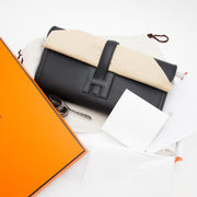 Acheter en ligne chez labellov.com pour le meilleur prix. Hermes Jige Elan clutch black 29cm.