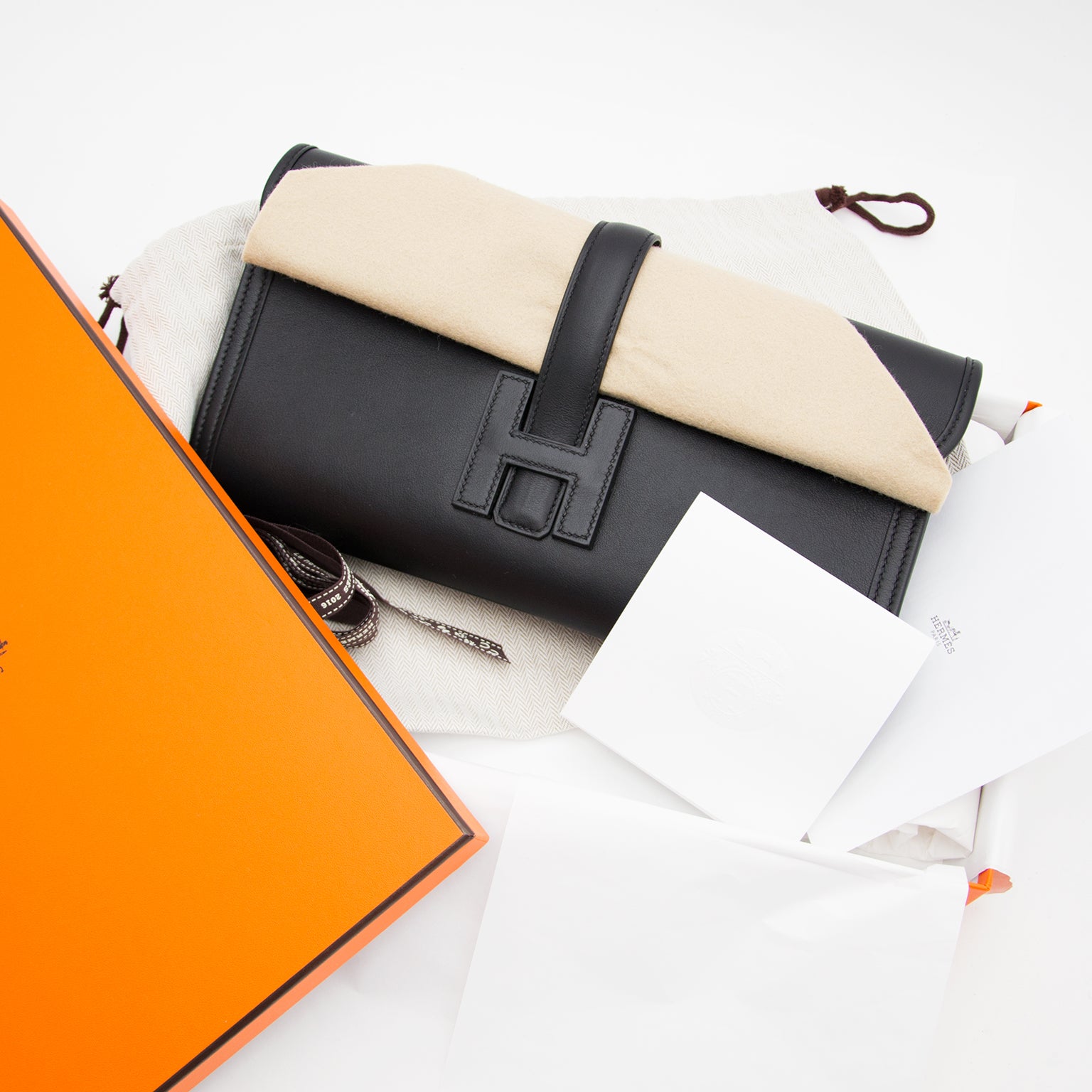 Acheter en ligne chez labellov.com pour le meilleur prix. Hermes Jige Elan clutch black 29cm.