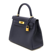 Op zoek naar een 100% authentieke BRAND NEW Hermes Kelly 28 Sellier Togo Bleu Nuit GHW? Koop bij Labellov in Antwerpen.