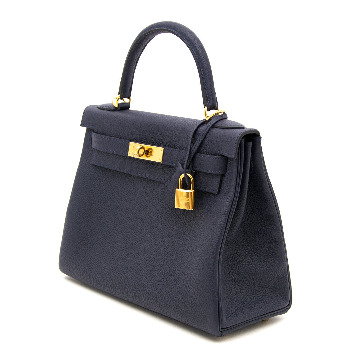 Op zoek naar een 100% authentieke BRAND NEW Hermes Kelly 28 Sellier Togo Bleu Nuit GHW? Koop bij Labellov in Antwerpen.