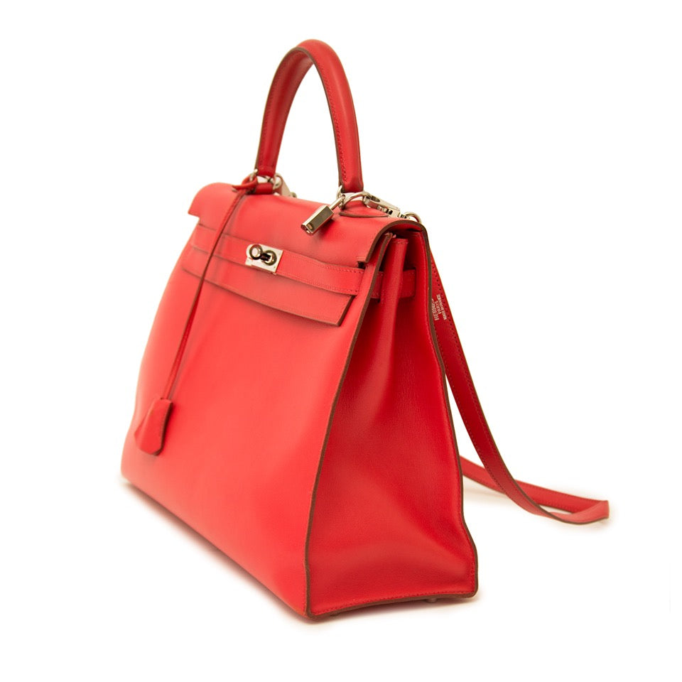 Authentieke Vintage Hermes Kelly Sellier 35 Bougainvillea rood swift leder PHW voor juiste prijs bij LabelLOV vintage webshop. second hand vintage Vintage Hermes Kelly Red swift sellier with strap. Veilig online winkelen. Luxe, vintage, mode. Antwerpen, B