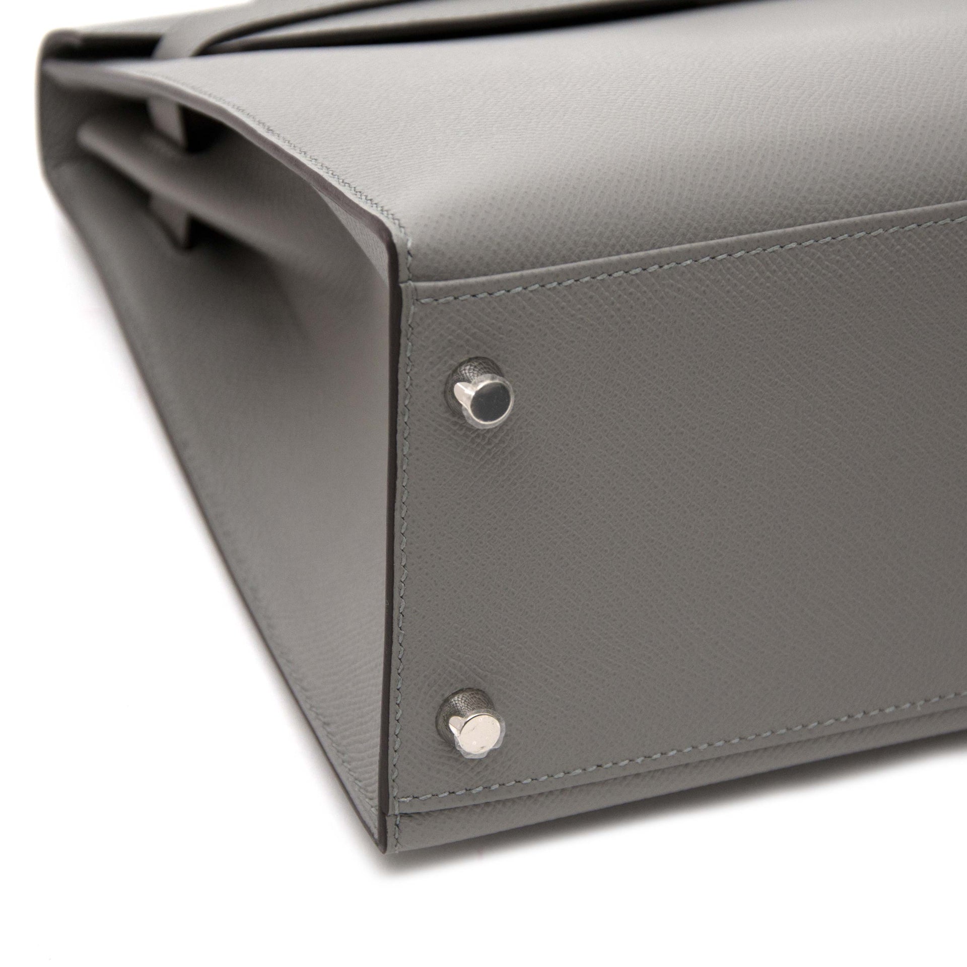 Achetez maintenant le Hermès Kelly Sellier 32 Epsom Gris Mouette PHW en ligne www.labellov.com, seconde main.