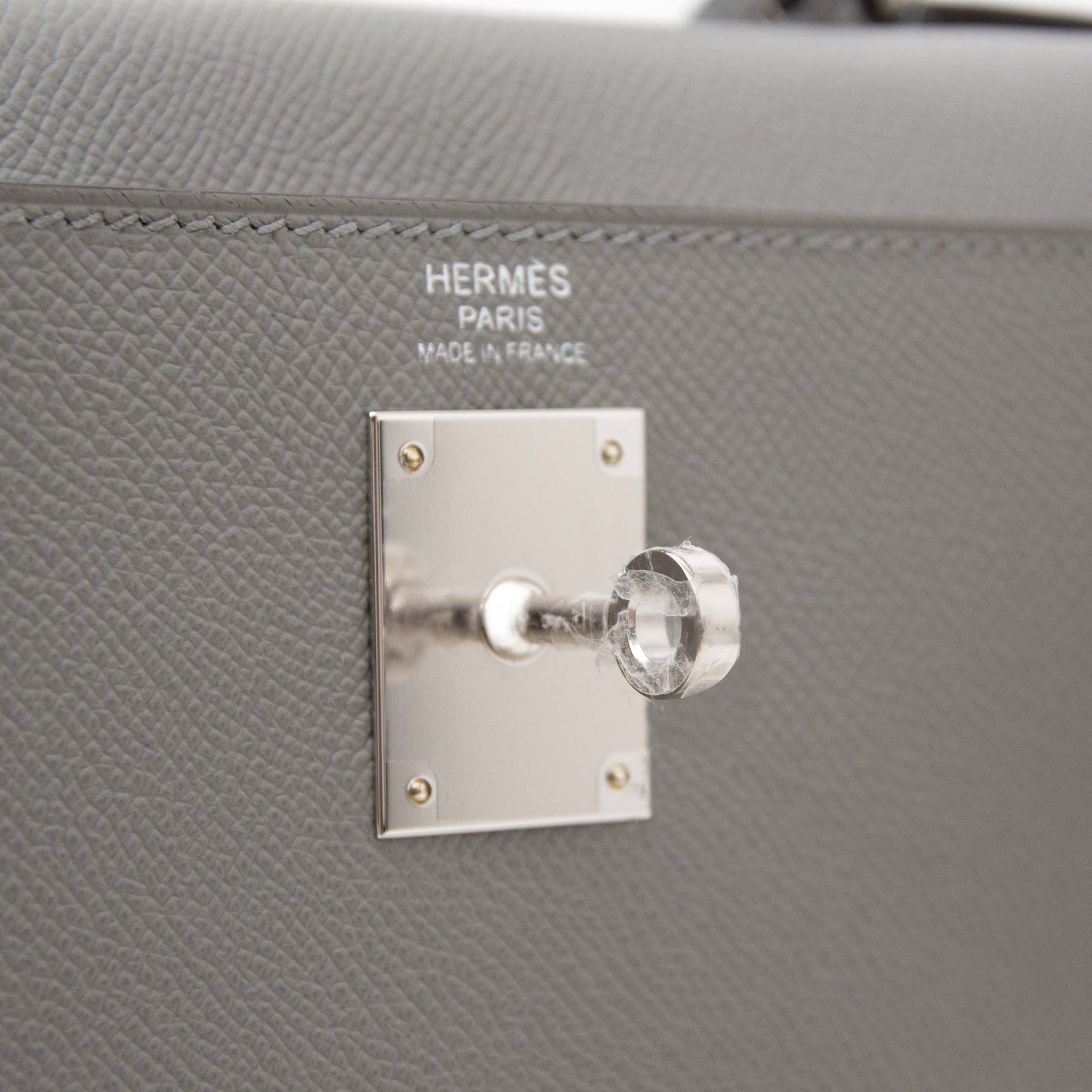 Op zoek naar de geschikte Hermès Kelly Sellier 32 Epsom Gris Mouette PHW, Labellov verkoopt deze online www.labellov.com of in de showroom. Authentieke tassen aan redelijke prijzen.