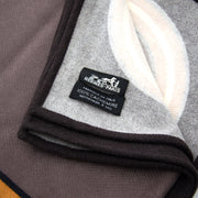 Vintage Hermès 100% cashmere equestrian plaid for the best price at Labellov webshop. Safe and secure online shopping with 100% authenticity. Vintage Hermès 100% cashmere equestrian plaid pour le meilleur prix.