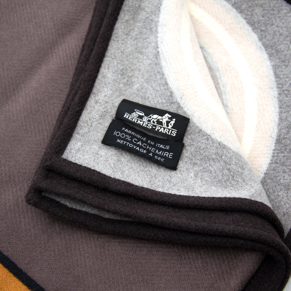 Vintage Hermès 100% cashmere equestrian plaid for the best price at Labellov webshop. Safe and secure online shopping with 100% authenticity. Vintage Hermès 100% cashmere equestrian plaid pour le meilleur prix.