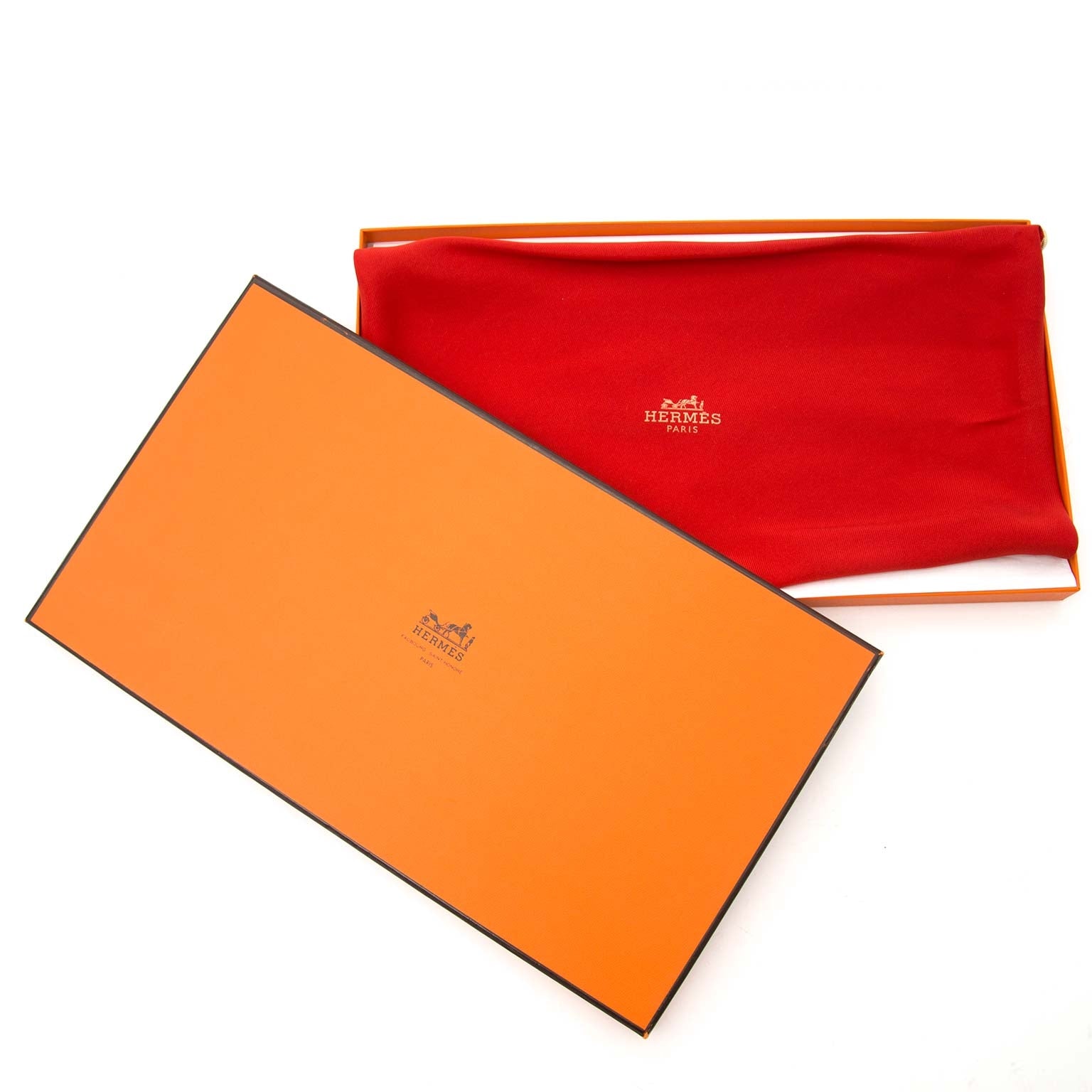 Achetez votre foulard de Hermes chez Labellov à Anvers en Belgique.