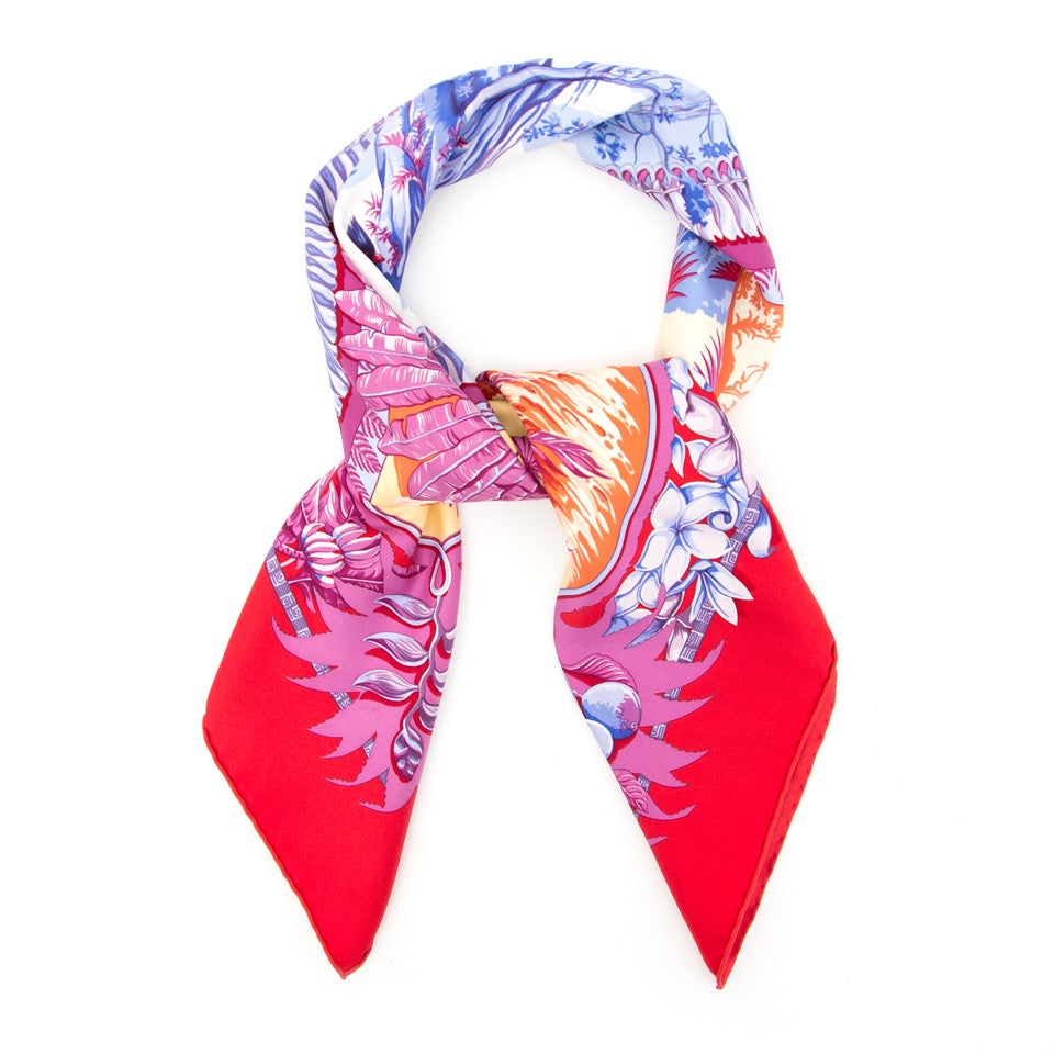 Authentieke Hermes sjaal ALoha in rood 100% zijde voor de juiste prijs bij LabelLOV vintage webshop. Hermes scarf carré de soie aloha red tones 100% silk. Veilig online winkelen. Luxe, vintage, mode. Antwerpen, België.