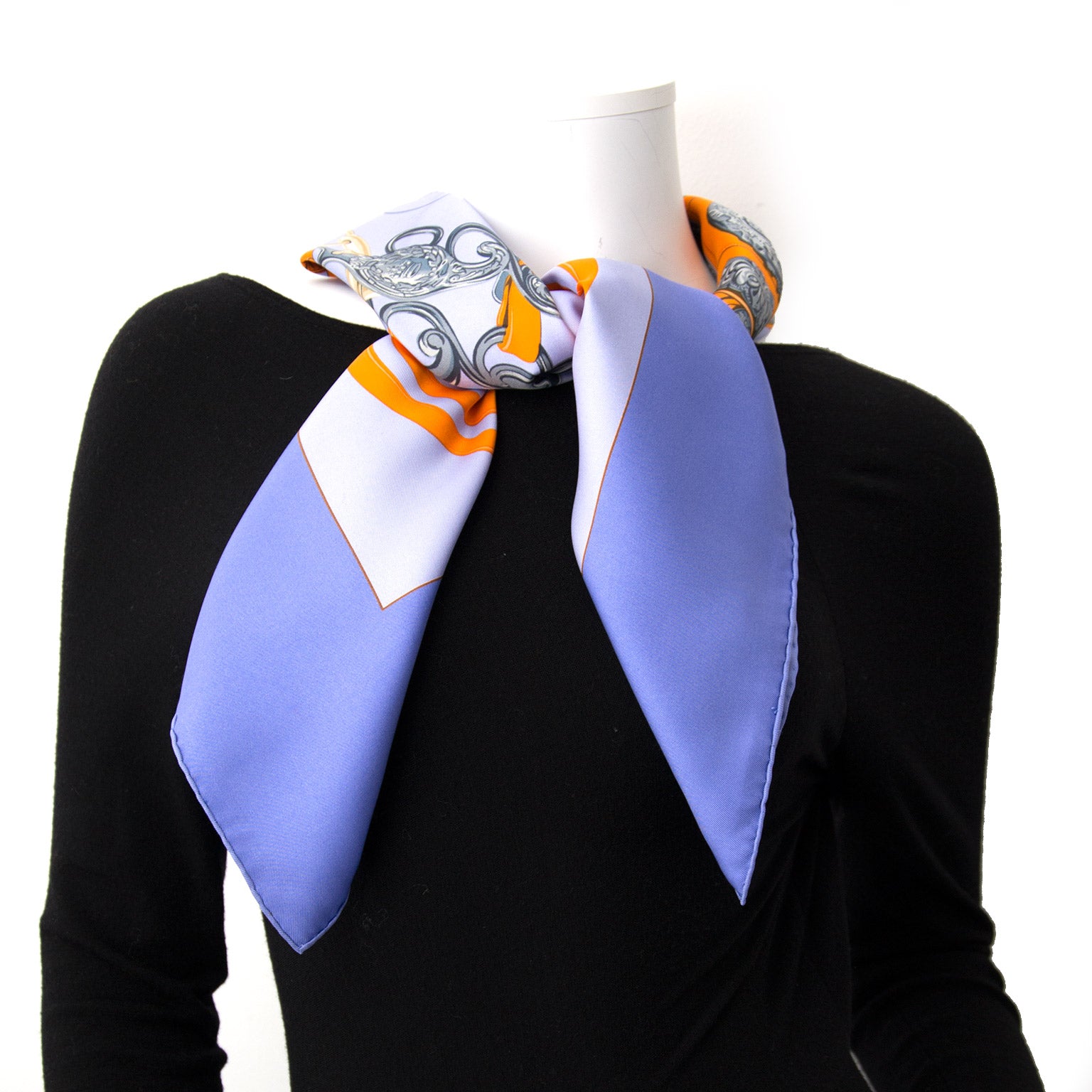 Vintage Hermès Brides De Gala scarfs for the best price at Labellov webshop. Safe and secure online shopping with 100% authenticity. Vintage Hermès Brides De Gala foulards pour le meilleur prix.