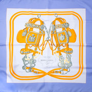 Searching for the perfect Hermès scarf? We buy and sell your 100% authentic handbags and accessories for the best price. Zoekt u de ideale Hermès sjaal? Wij kopen en verkopen uw 100% authentieke handtassen en accessoires voor de beste prijs.