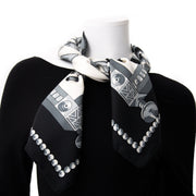 Searching for the perfect Hermès scarf? We buy and sell your 100% authentic handbags and accessories for the best price. Zoekt u de ideale Hermès sjaal? Wij kopen en verkopen uw 100% authentieke handtassen en accessoires voor de beste prijs.