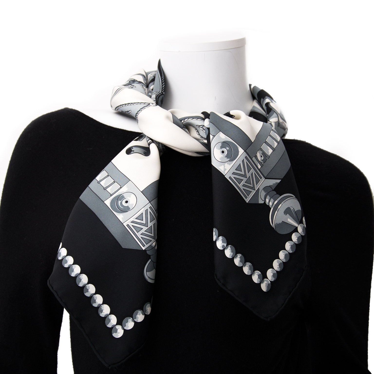 Searching for the perfect Hermès scarf? We buy and sell your 100% authentic handbags and accessories for the best price. Zoekt u de ideale Hermès sjaal? Wij kopen en verkopen uw 100% authentieke handtassen en accessoires voor de beste prijs.