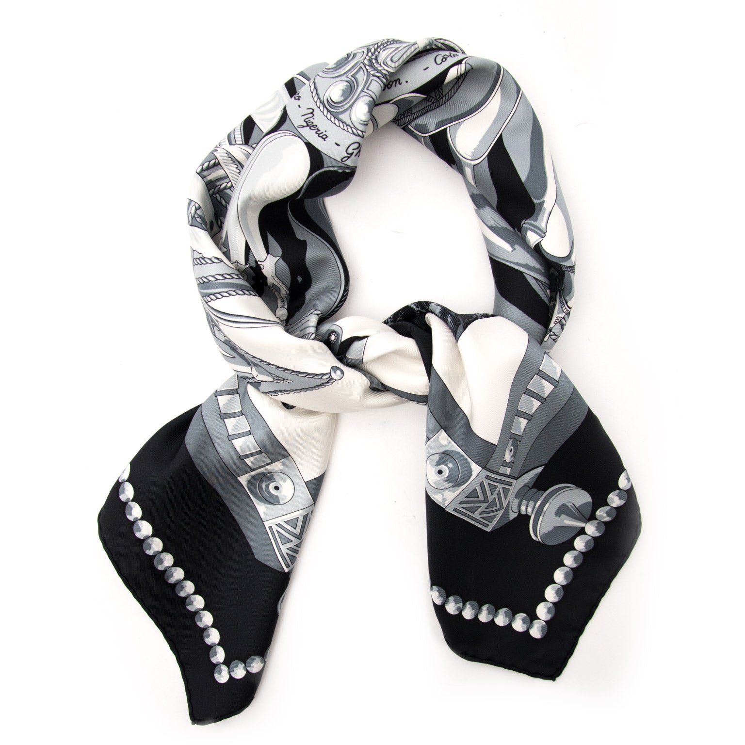 Vintage Hermès scarfs for the best price at Labellov webshop. Safe and secure online shopping with 100% authenticity. Vintage Hermès foulards pour le meilleur prix.