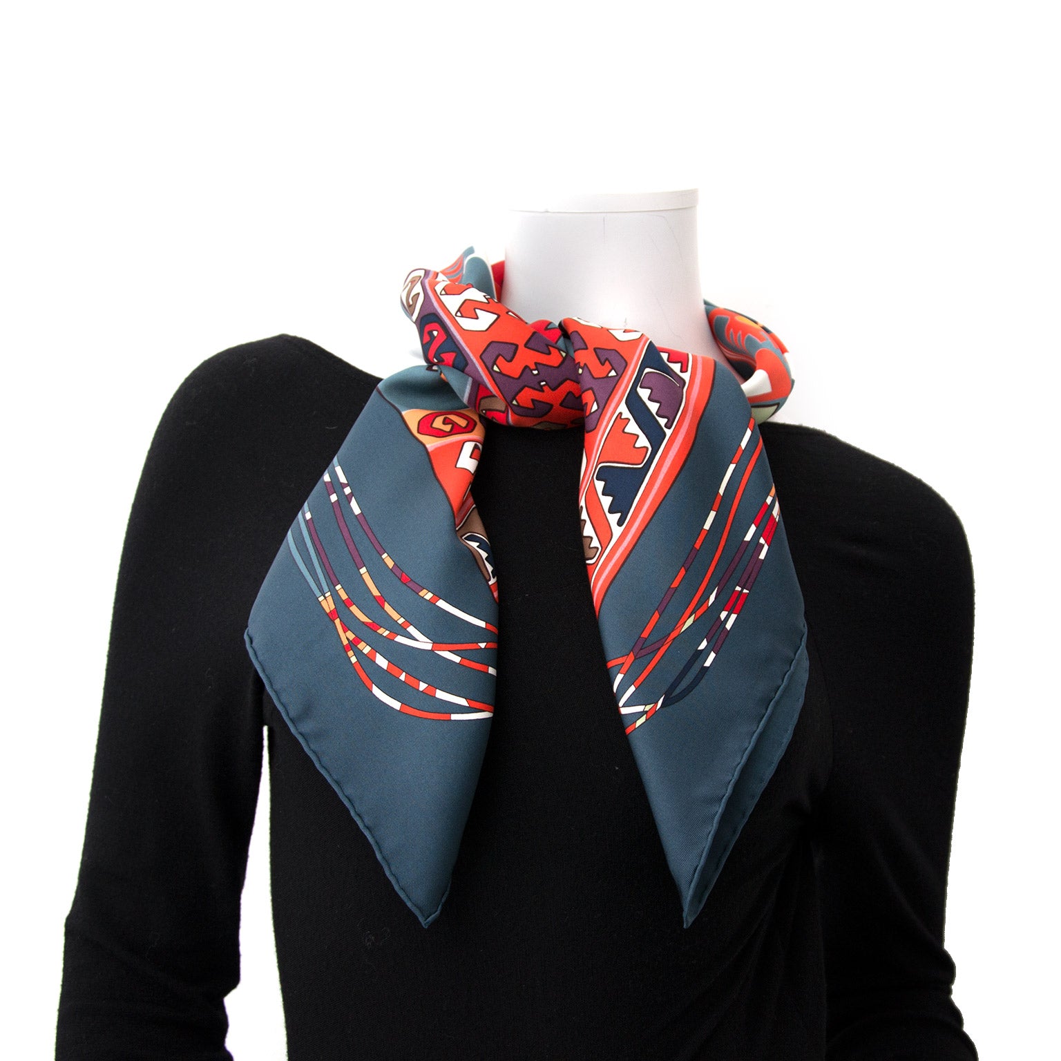 Vintage Hermès scarfs for the best price at Labellov webshop. Safe and secure online shopping with 100% authenticity. Vintage Hermès foulards pour le meilleur prix.