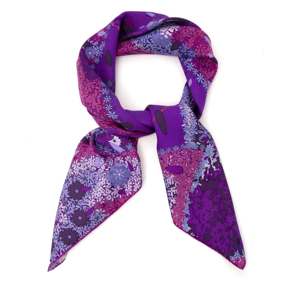 Hemes Silk Scarf Foulard Carre 'Offrandes d'un jour' Labellov is een tweedehands winkel in Antwerpen, België. Seconde main et occasion vintage boutique a Anvers, Belgique.