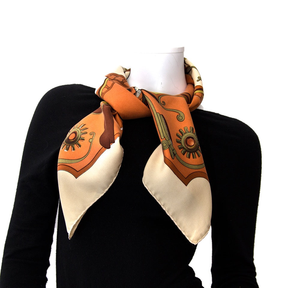 Vintage Hermès carré scarf for the best price at Labellov webshop. Safe and secure online shopping with 100% authenticity. Vintage Hermès carré foulards pour le meilleur prix.