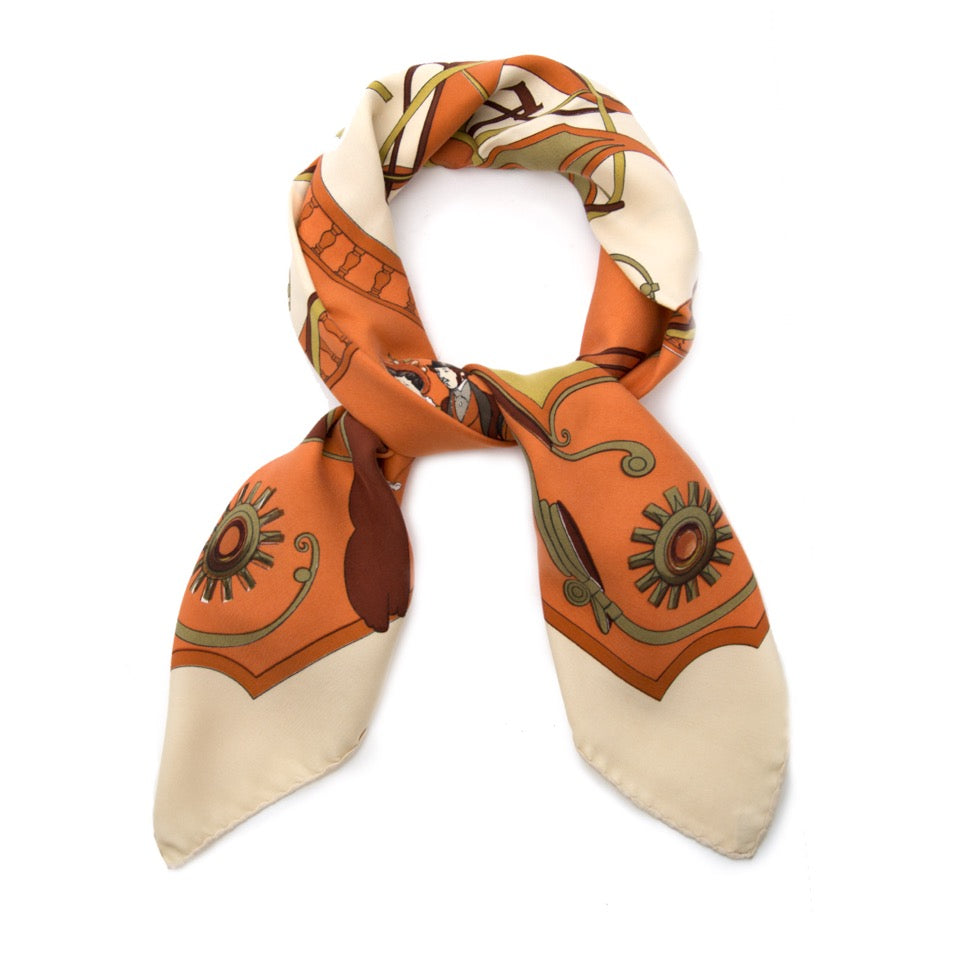 Vintage Hermès carré scarf for the best price at Labellov webshop. Safe and secure online shopping with 100% authenticity. Vintage Hermès carré foulards pour le meilleur prix.