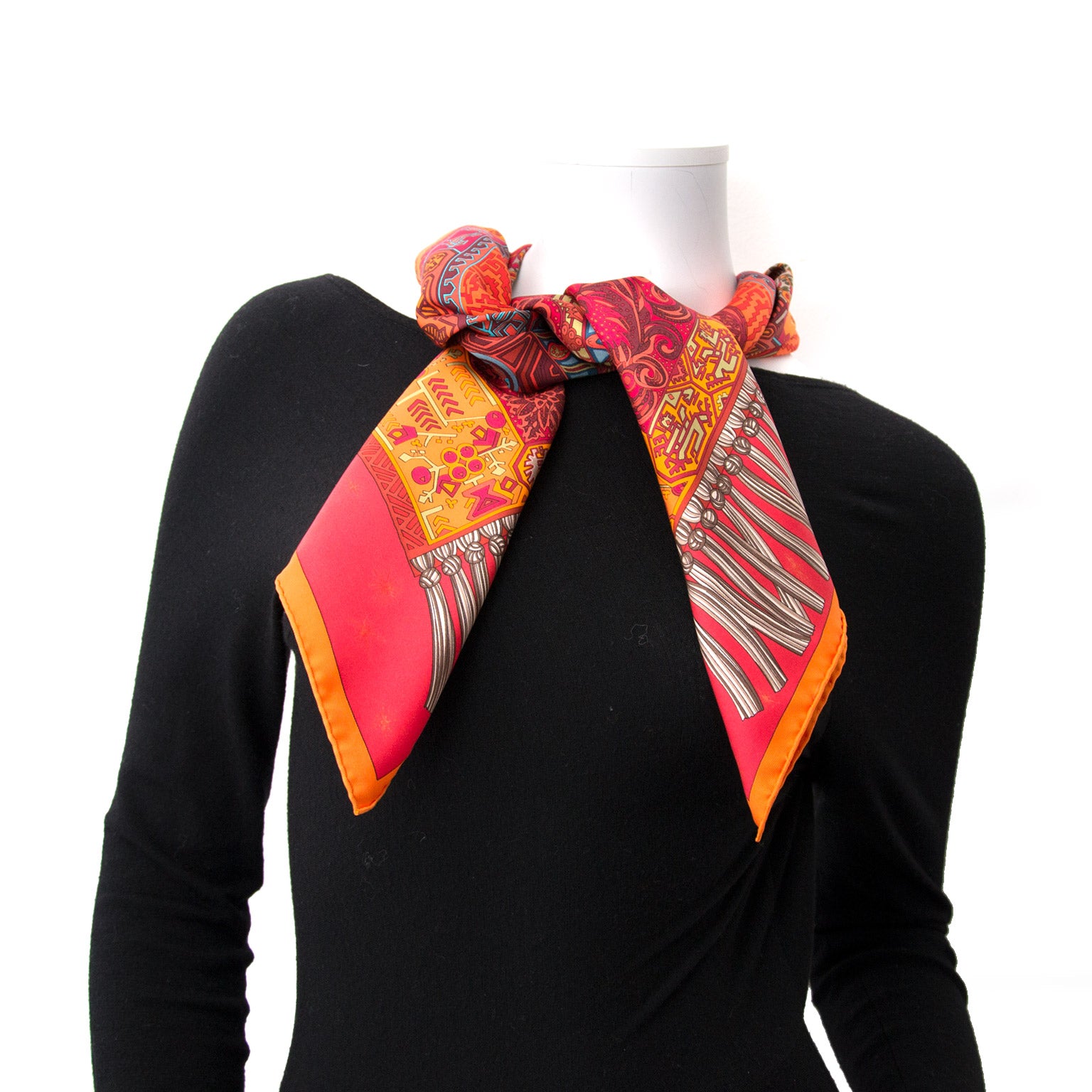 Searching for the perfect Hermès scarf? We buy and sell your 100% authentic handbags and accessories for the best price. Zoekt u de ideale Hermès sjaal? Wij kopen en verkopen uw 100% authentieke handtassen en accessoires voor de beste prijs.