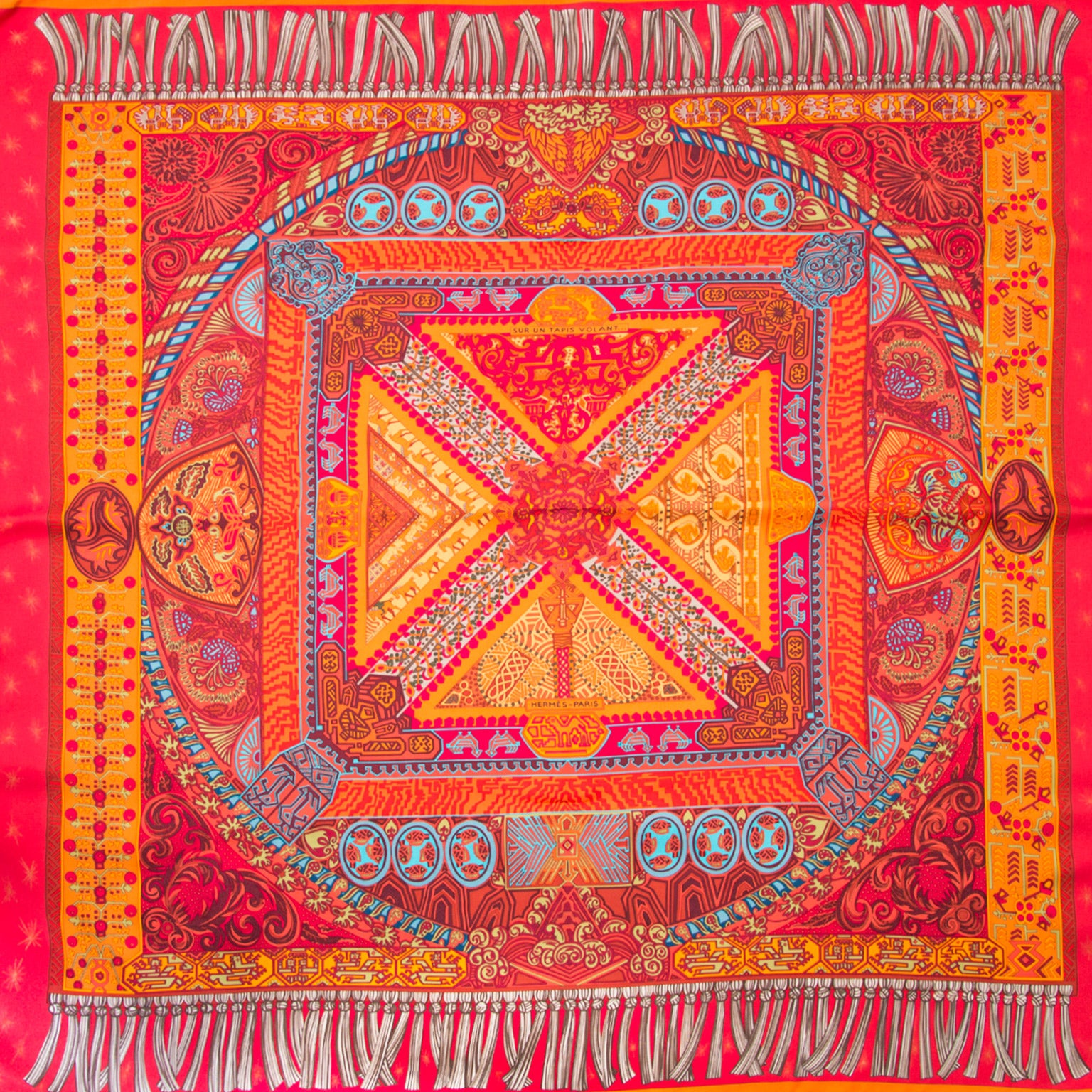 Vintage Hermès scarfs for the best price at Labellov webshop. Safe and secure online shopping with 100% authenticity. Vintage Hermès foulards pour le meilleur prix.