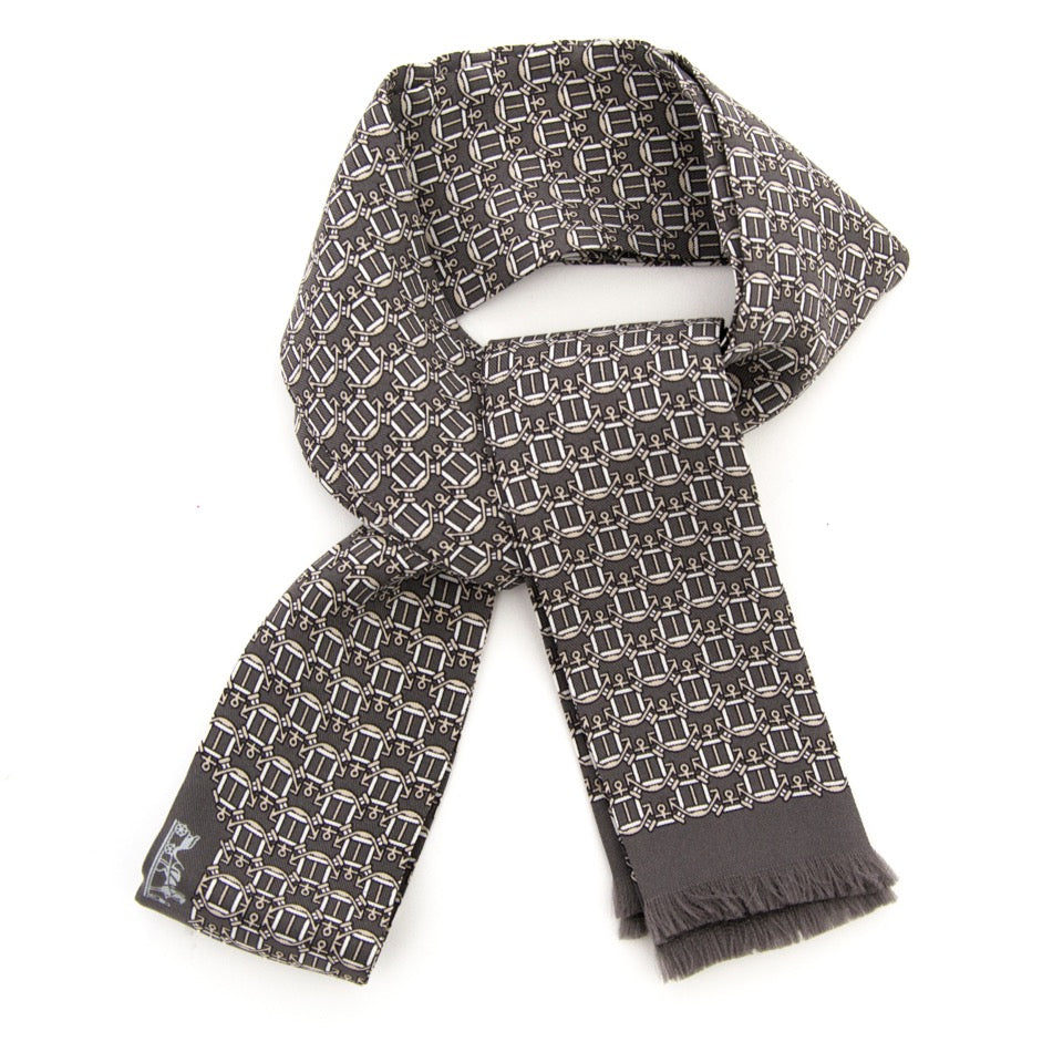 Buy Hermès La Cravate-Foulard online with worldwide shipping on Labellov