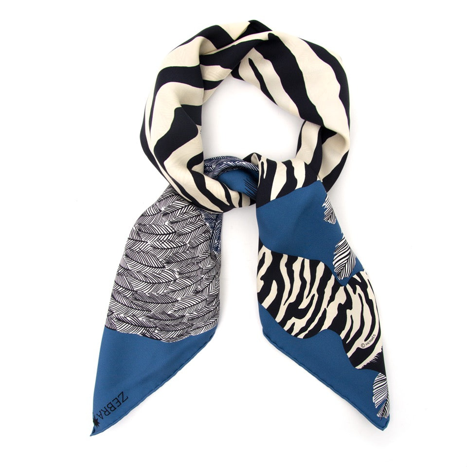 Tweedehands hermes sjaal in zijde te koop bij Labellov Hermes Silk Scarf Foulard Carre 'zebra pegasus', Bord Brun
