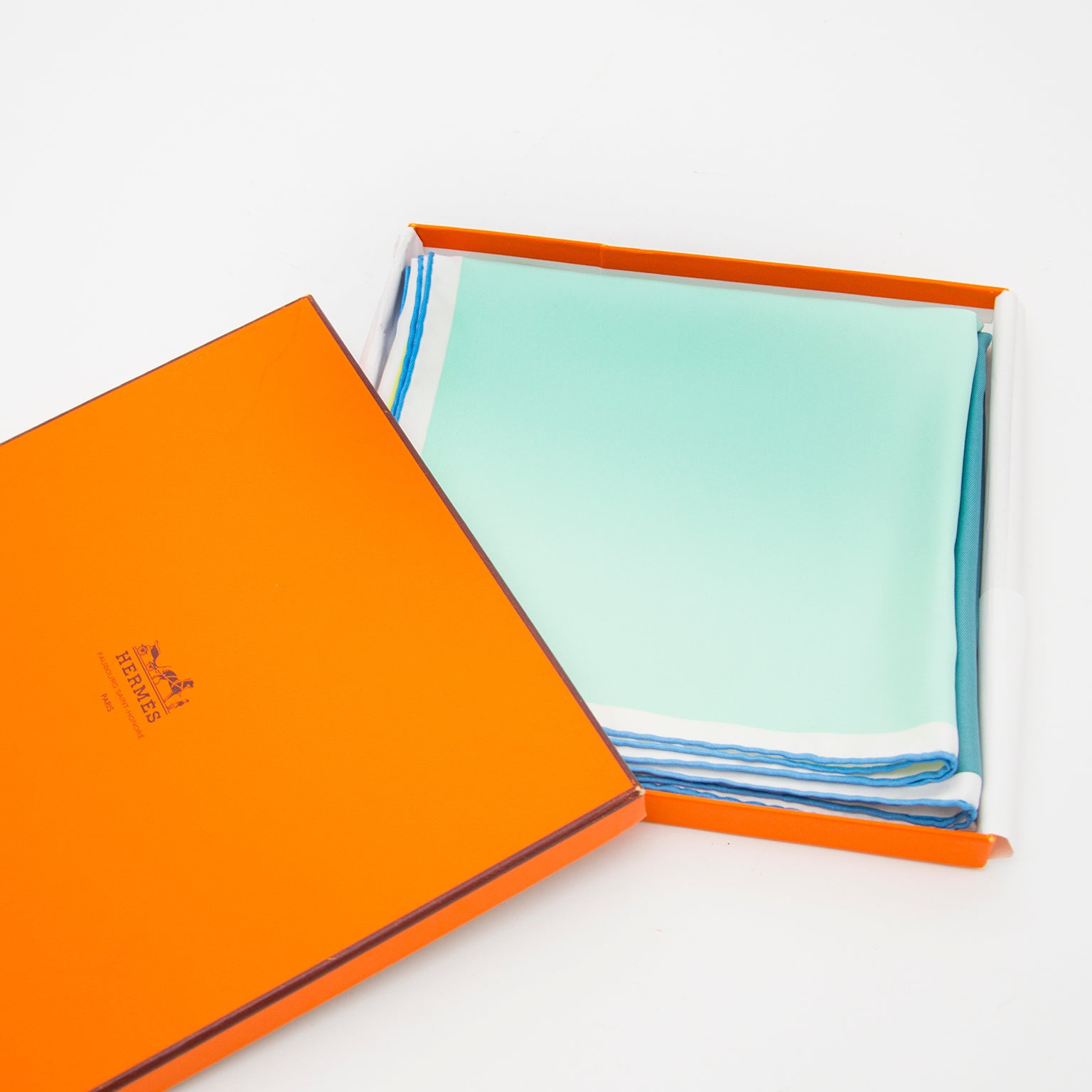 Koop uw tweedehands Hermes Quadri Silk Scarf bij labellov tegen de beste prijs. Veilig online winkelen