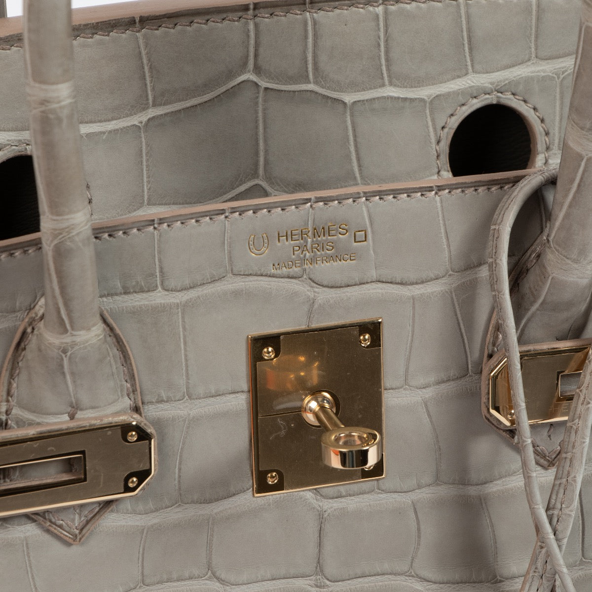 Shop safe online at Labellov at Labellov in Antwerp, Brussels and Knokke this 100% authentic second hand Hermès HSS Birkin 30 Gris Perle Alligator PBHW