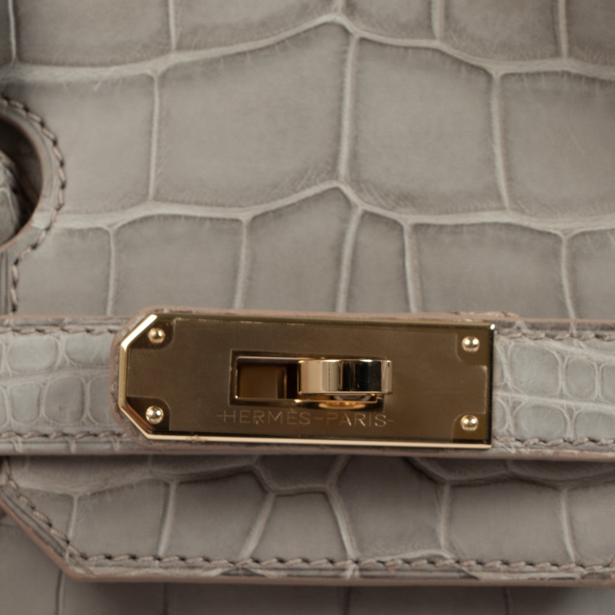 Shop safe online at Labellov at Labellov in Antwerp, Brussels and Knokke this 100% authentic second hand Hermès HSS Birkin 30 Gris Perle Alligator PBHW