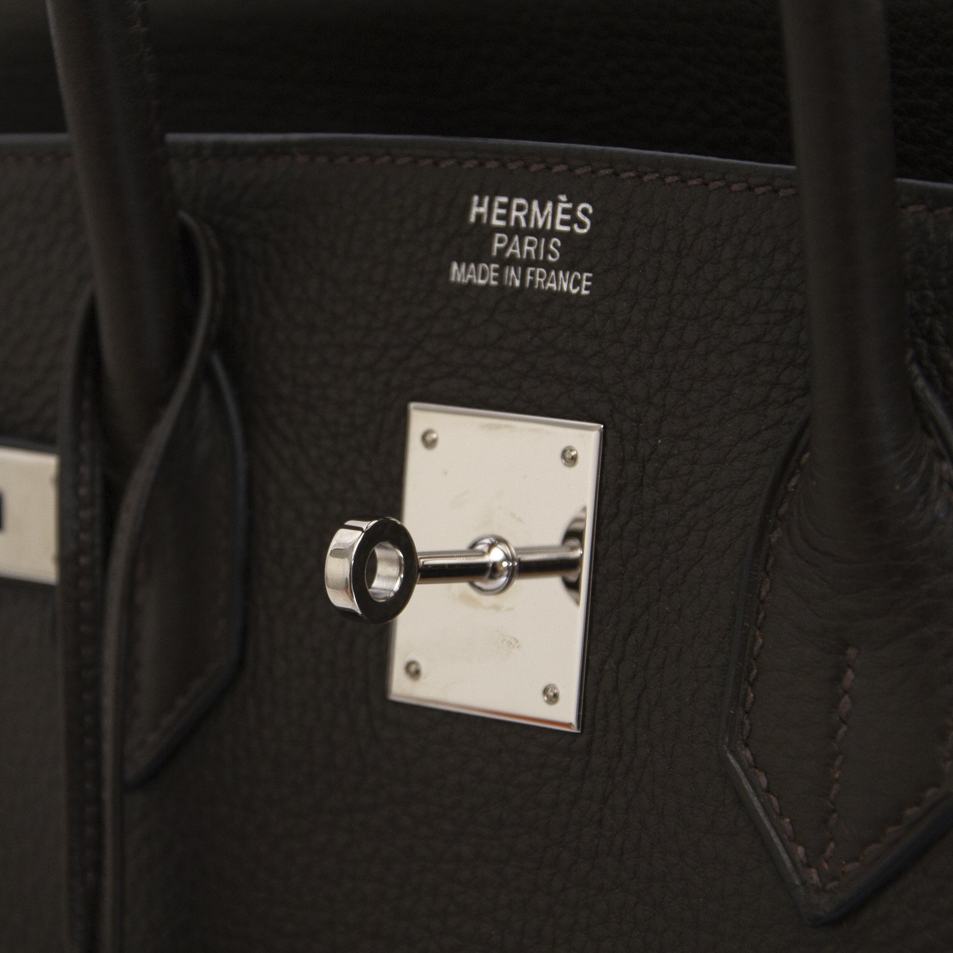 100% authentic Hermès Birkin 35 Togo Chocolat PHW now online at labellov.com for a very good price. Buy it in Antwerp at labellov