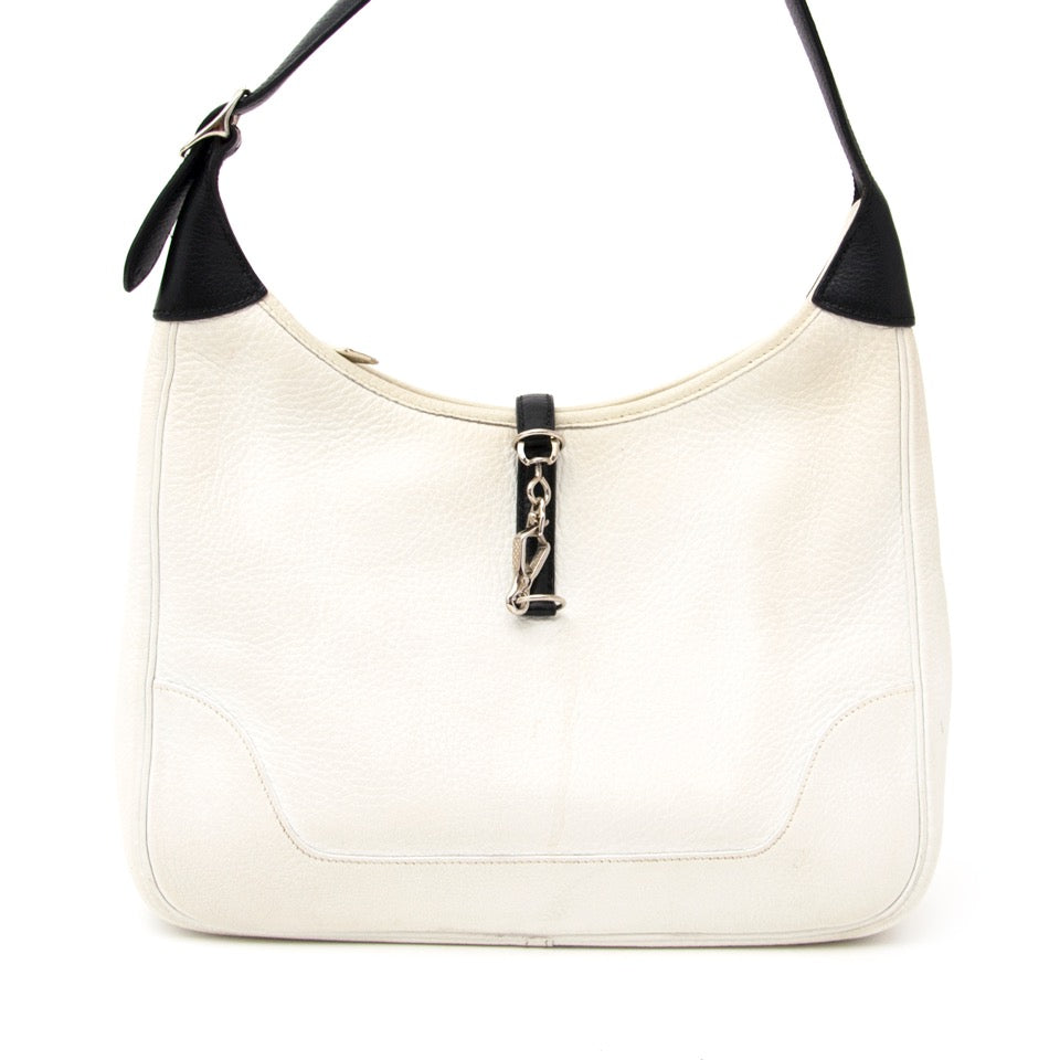 Authentieke Hermes witte plum tas met zwarte hoekjes voor juiste prijs bij LabelLOV vintage webshop. second hand vintage Hermes white plume bag with black trim. Veilig online winkelen. Luxe, vintage, mode. Antwerpen, België.