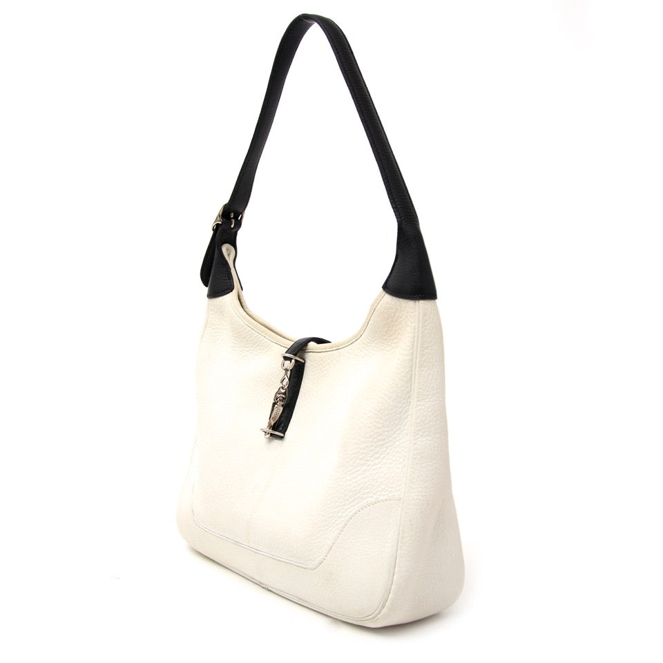 Authentieke Hermes witte plum tas met zwarte hoekjes voor juiste prijs bij LabelLOV vintage webshop. second hand vintage Hermes white plume bag with black trim. Veilig online winkelen. Luxe, vintage, mode. Antwerpen, België.