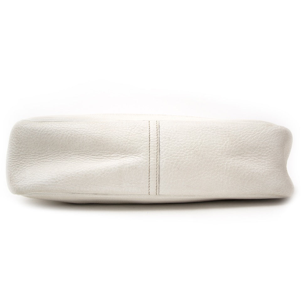 Authentieke Hermes witte plum tas met zwarte hoekjes voor juiste prijs bij LabelLOV vintage webshop. second hand vintage Hermes white plume bag with black trim. Veilig online winkelen. Luxe, vintage, mode. Antwerpen, België.