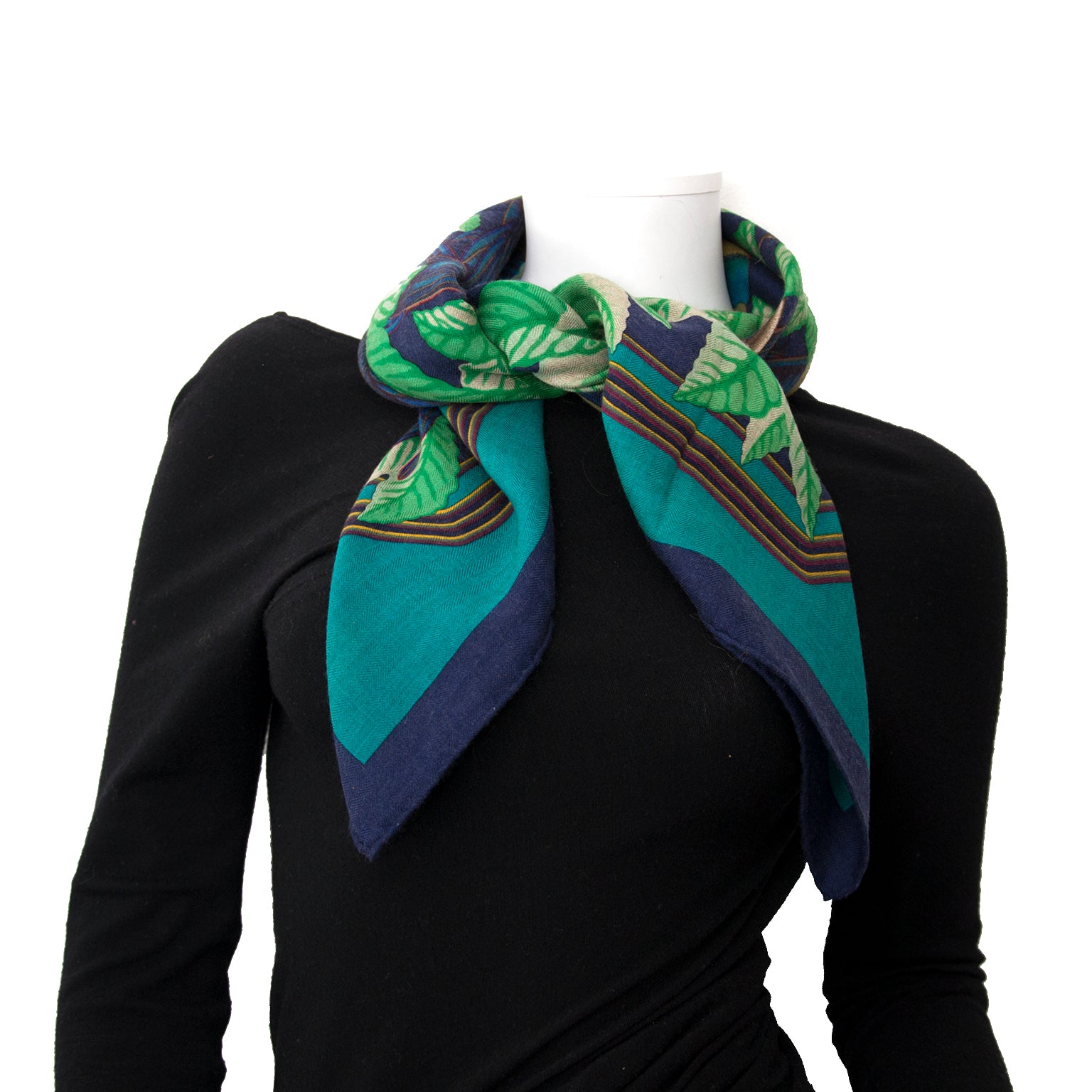 Acheter en ligne chez Labellov.com Hermès Carré 'Les Perroquets' Scarf