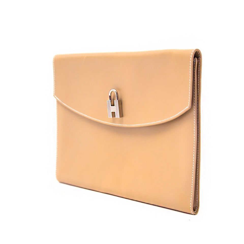 shop safe online at the best price Hermès clutch like new webshop www.labellov.com