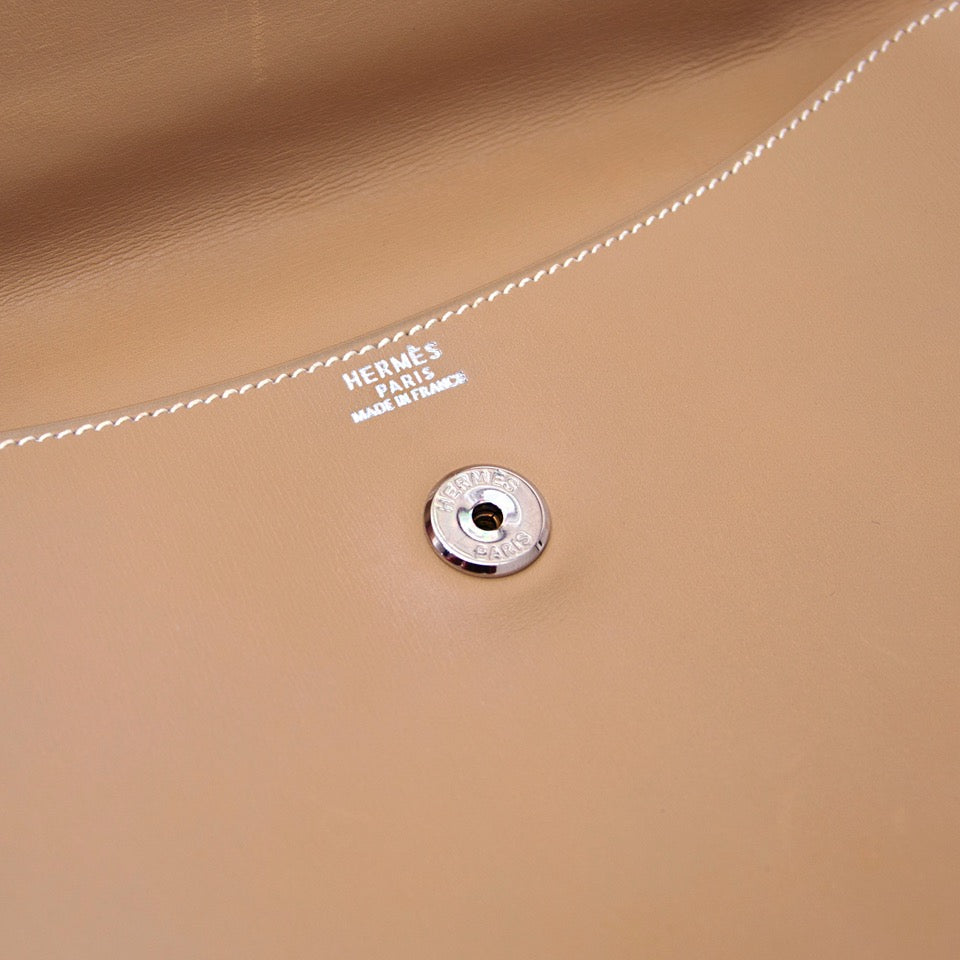 shop safe online at the best price Hermès clutch like new webshop www.labellov.com