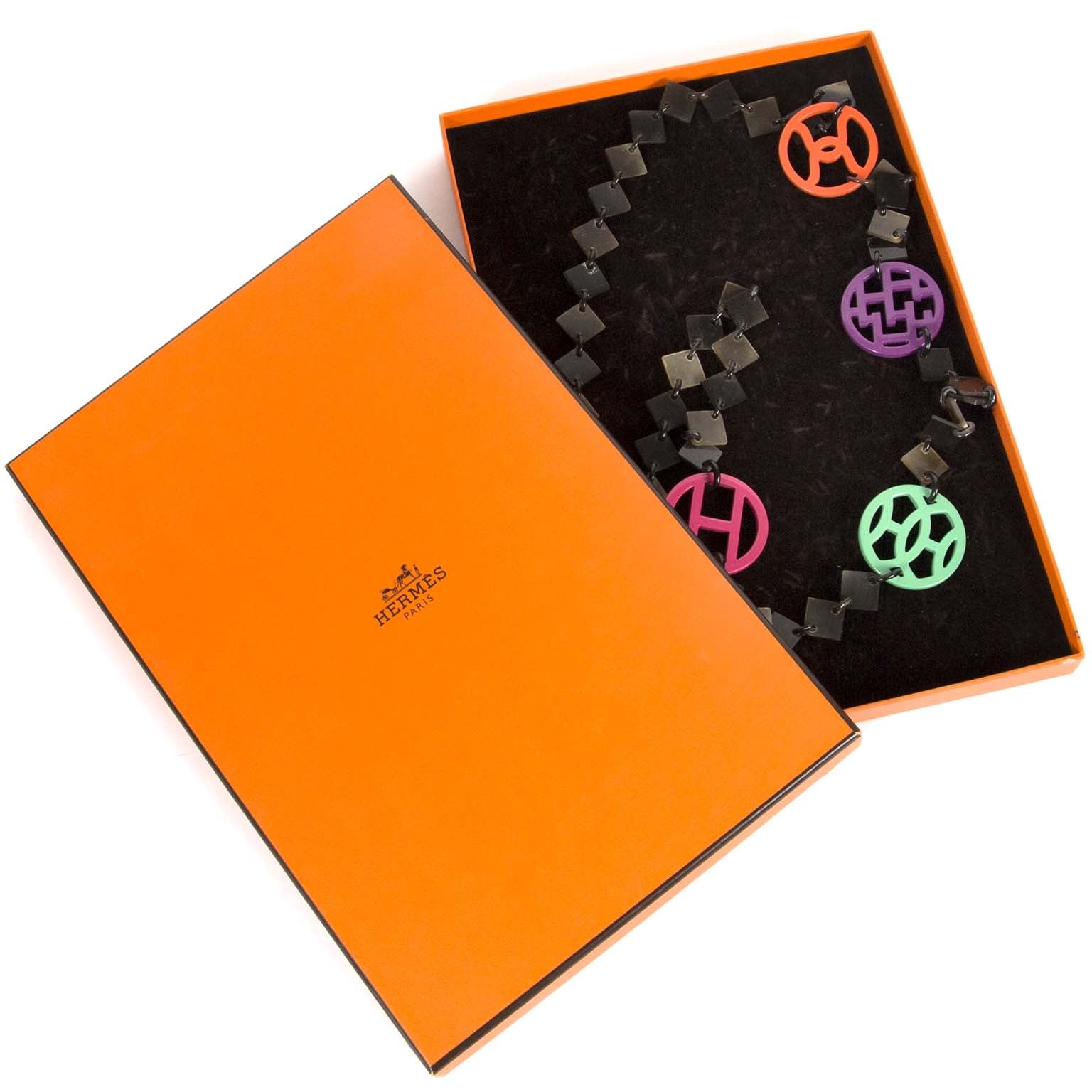 Koop en verkoop uw authentieke Hermès 'Horn And Lacquer' Necklace bij Labellov aan de beste prijs
