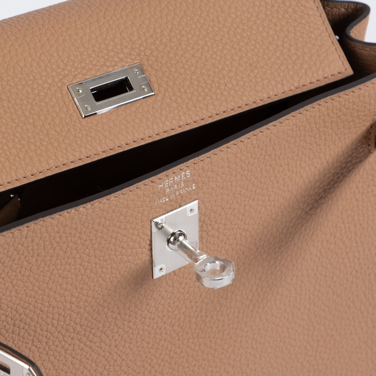 Hermes 2022 Kelly 25 Chai logo stamp detail