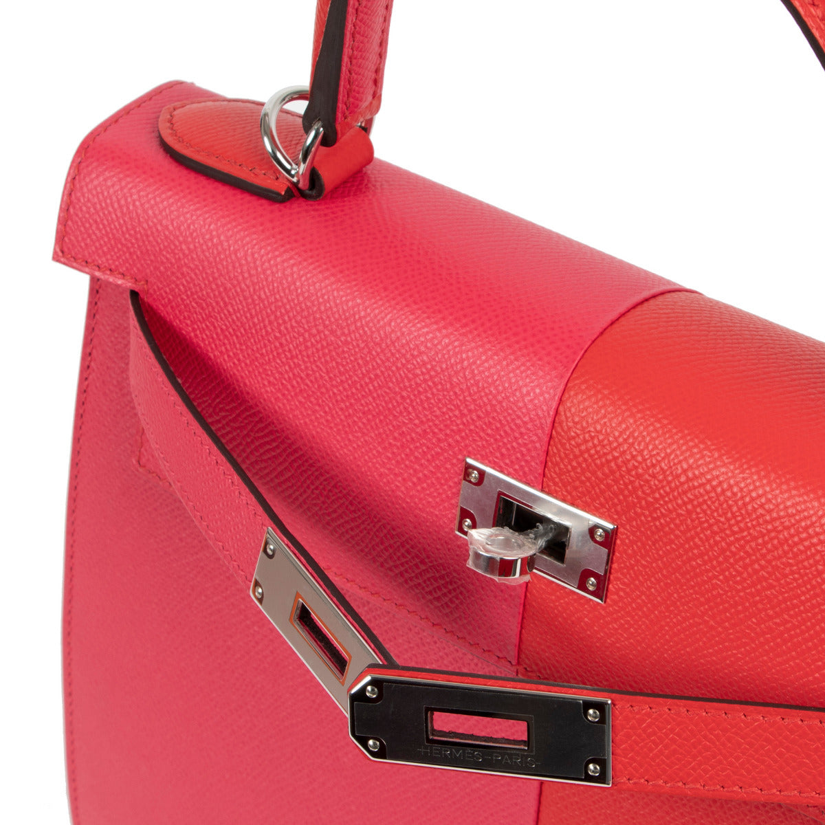 Hermès Kelly 28 Sellier Casaque Tri-Color Rouge Coeur Rose Extreme Bleu Zanzibar Epsom PHW pour le meilleur prix chez Labellov à Anvers pour le meilleur prix